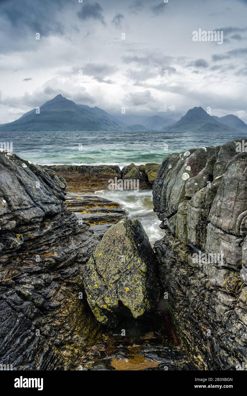 Ein Sommer Sturm vorbei über die Cuilin Berge und Meer von der felsigen Küste von Elgol, Isle Of Skye, Schottland gesehen Stockfoto