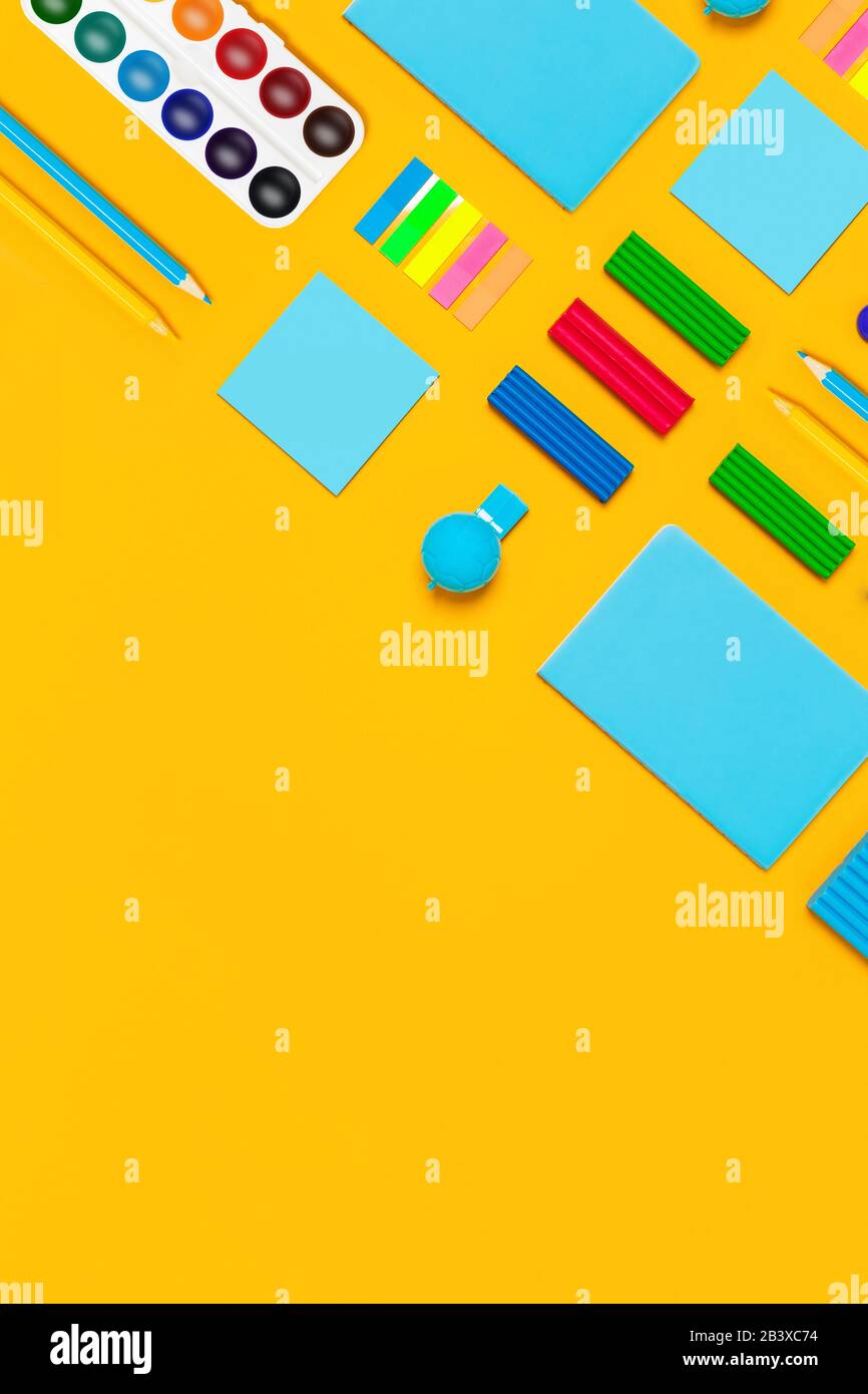 Schulbedarf auf gelbem vertikalem Hintergrund. Zurück zum Schulbild. Stockfoto