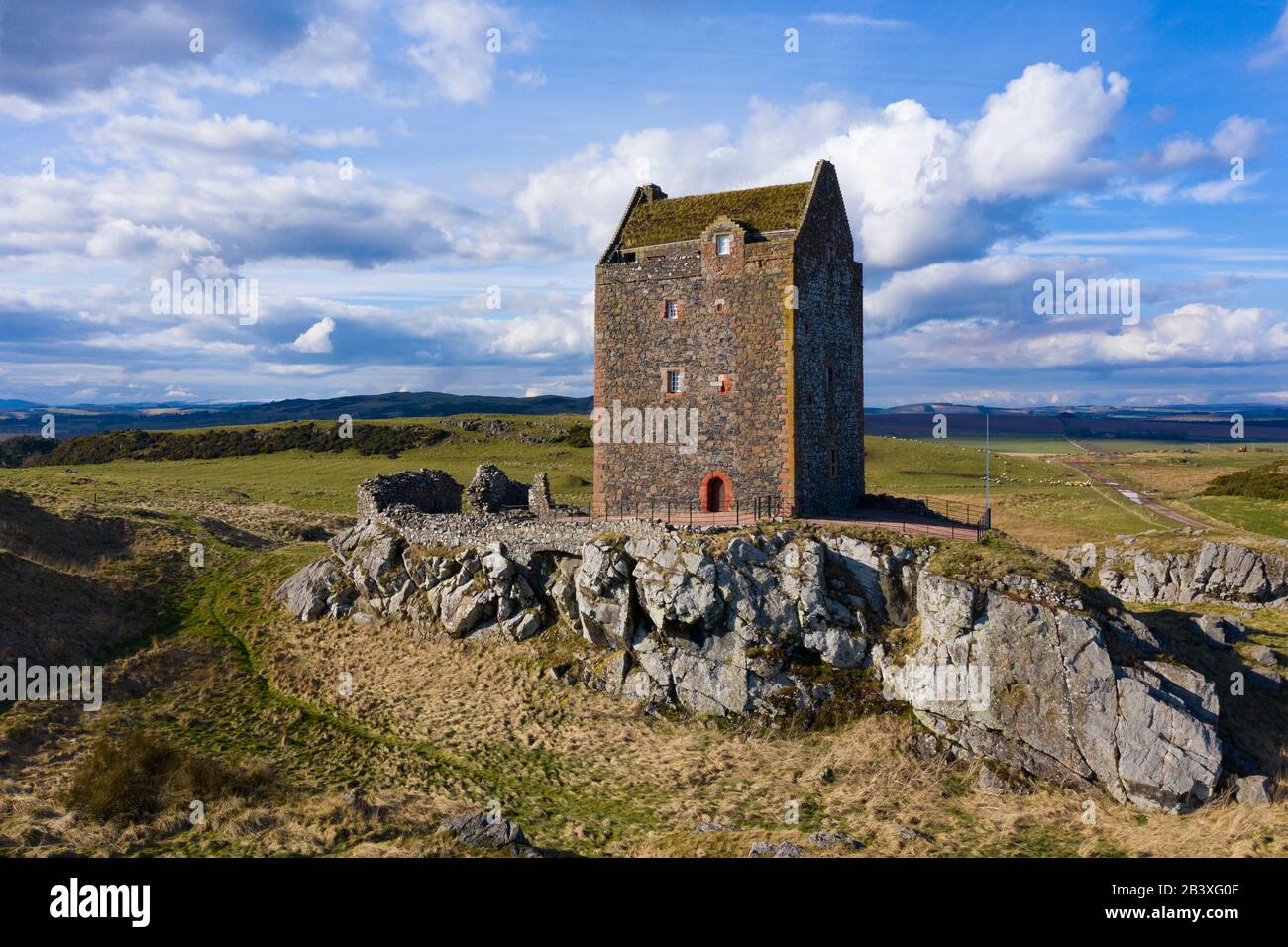 Blick auf den Smailholm Tower in Scottish Borders, Schottland, Großbritannien Stockfoto