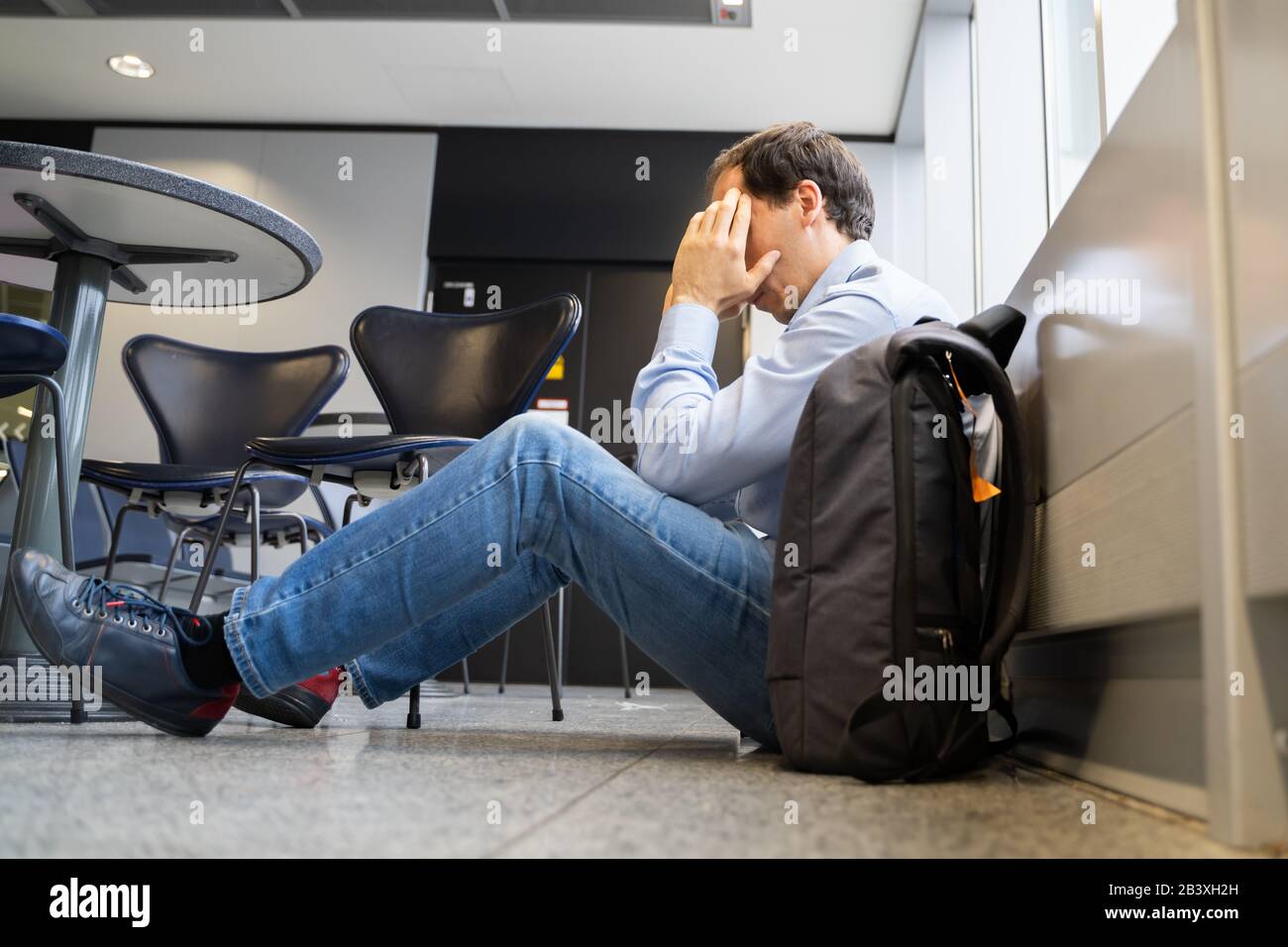 Flugverzögerung Und Stornierung. Verärgerter Mann Im Flughafen. Stockfoto