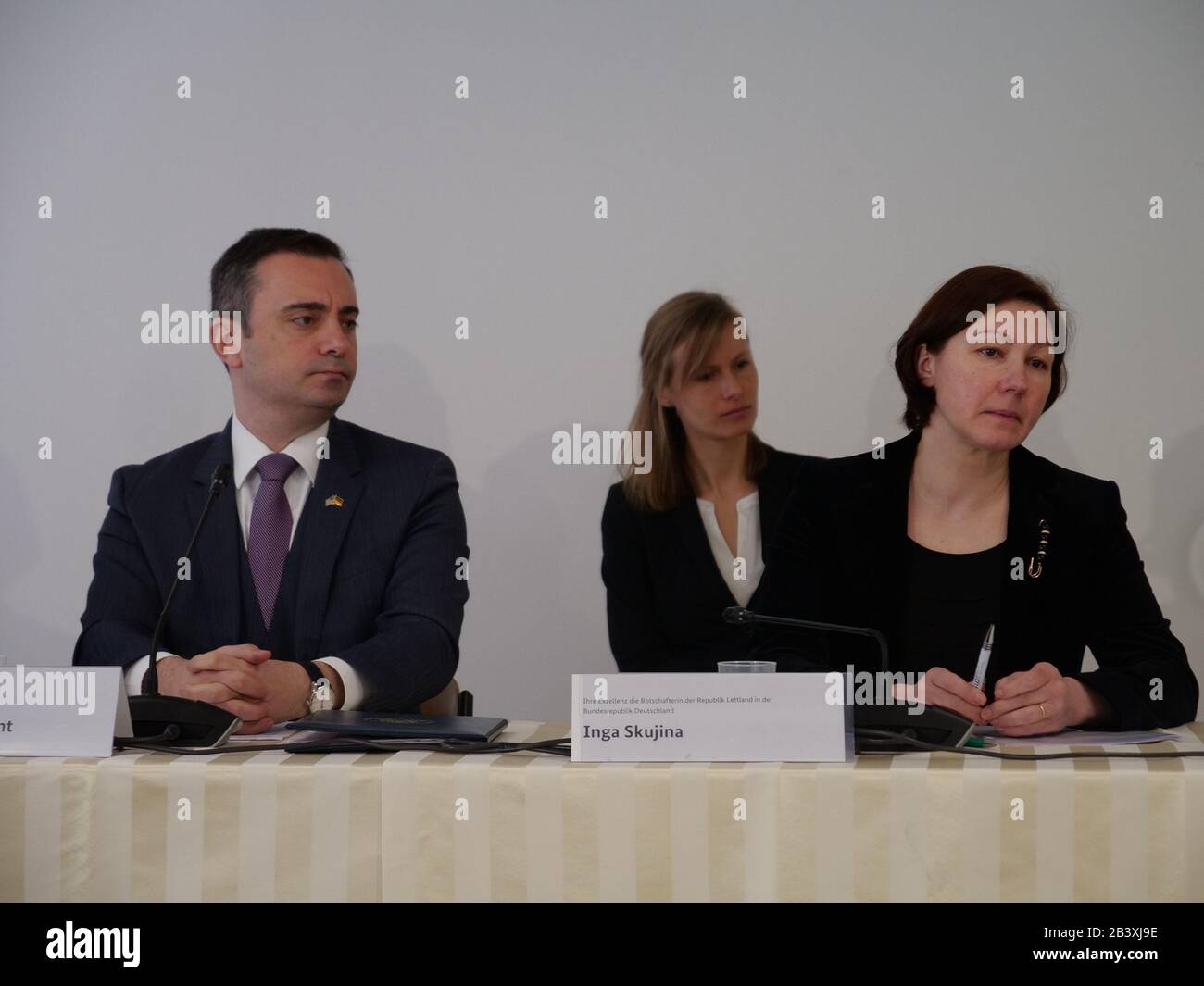 Hartmut Renk, Timothy Eydelnant, Inga Skujina, Michael Kretschmer, Klaus Finck, Jürgen Weigt, Gunnar Brügner beim Pressetermin VERTEIDIGER 2020 in der Wir Stockfoto