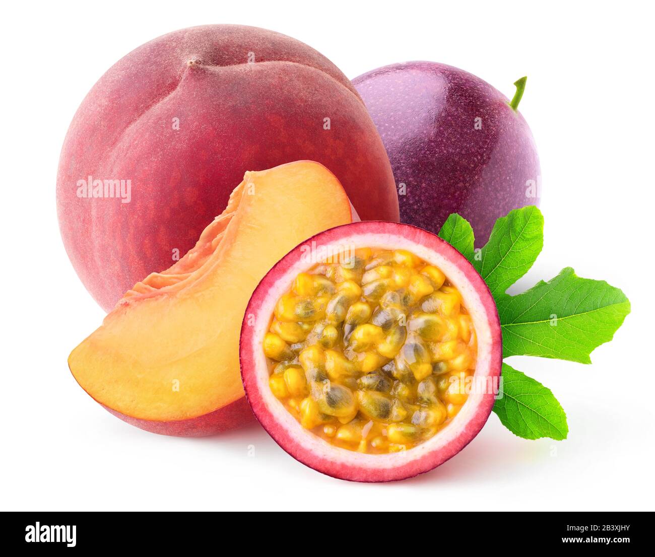 Isolierte Pfirsiche und Maracuya. Schneiden Sie Passionsfrucht und schneiden Sie Pfirsich isoliert auf weißem Hintergrund mit Schneideweg Stockfoto