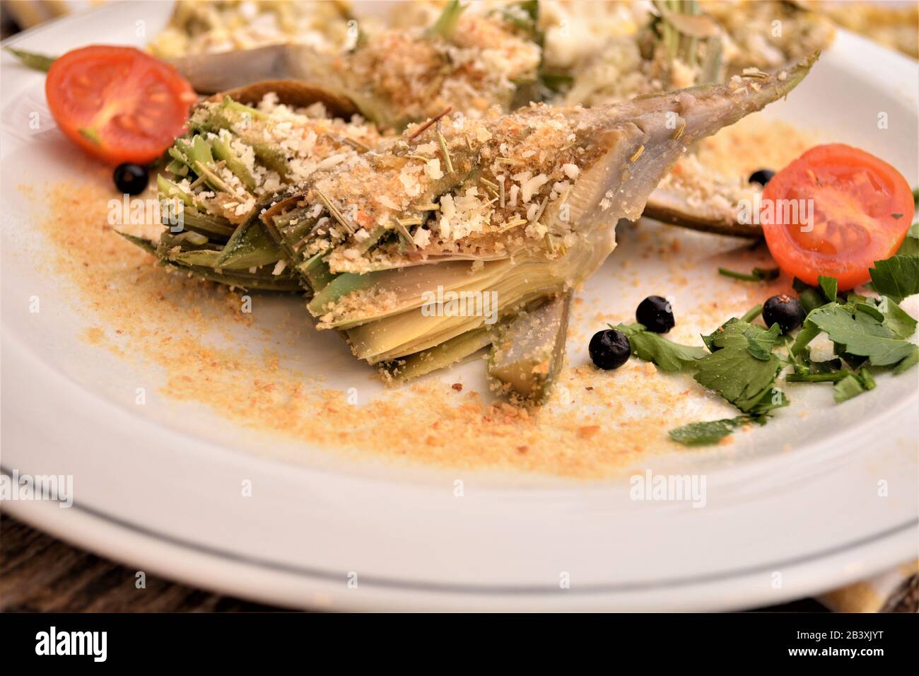 Gratin di carciofi al forno con piatto italiano di formaggi Stockfoto