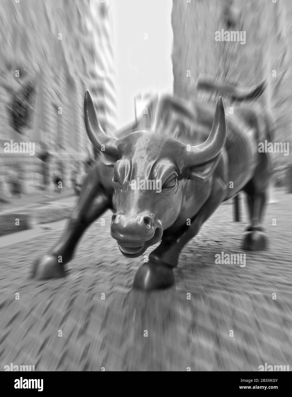 The Wall Street Bull in Lower Manhattan, New York, USA. Große Bronze-Skulptur von Arturo Di Modica. Das Gesicht von Bull ist scharf, wenn man mit Bewegung fotografiert Stockfoto