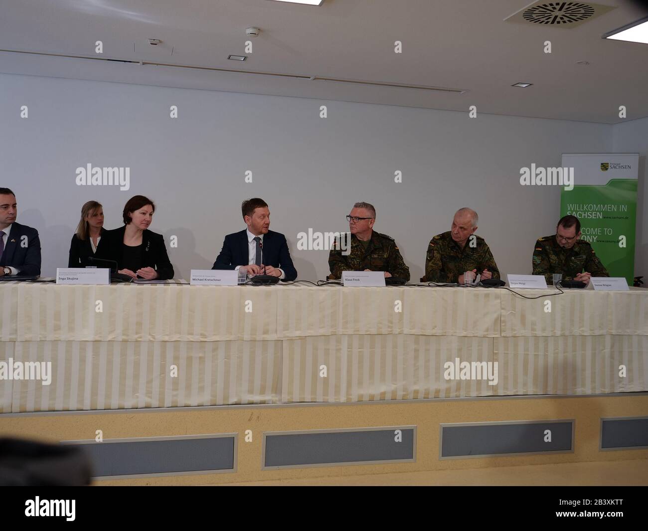 Hartmut Renk, Timothy Eydelnant, Inga Skujina, Michael Kretschmer, Klaus Finck, Jürgen Weigt, Gunnar Brügner beim Pressetermin VERTEIDIGER 2020 in der Wir Stockfoto