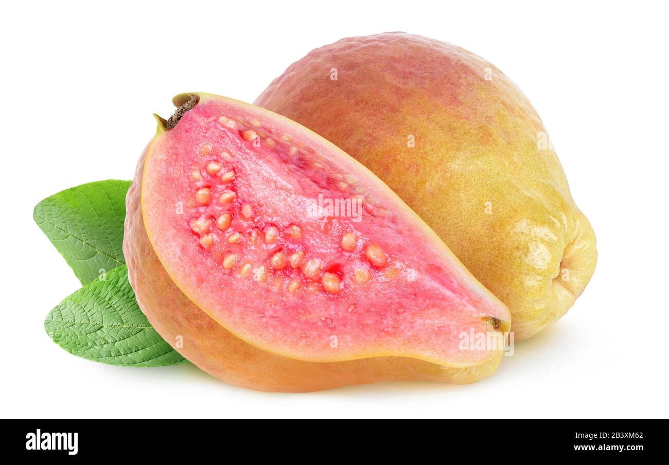Isolierte Guava. Frisch geschnittene Guava-Früchte mit gelber Haut und rosafarbenem Fleisch über weißem Hintergrund Stockfoto