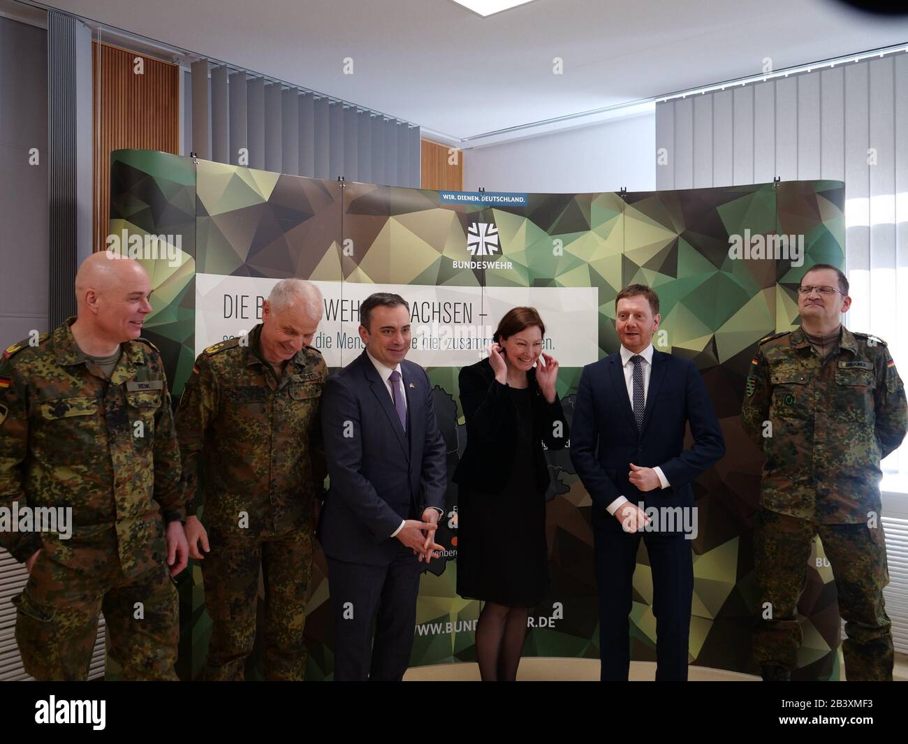 Hartmut Renk, Timothy Eydelnant, Inga Skujina, Michael Kretschmer, Klaus Finck, Jürgen Weigt, Gunnar Brügner beim Pressetermin VERTEIDIGER 2020 in der Wir Stockfoto