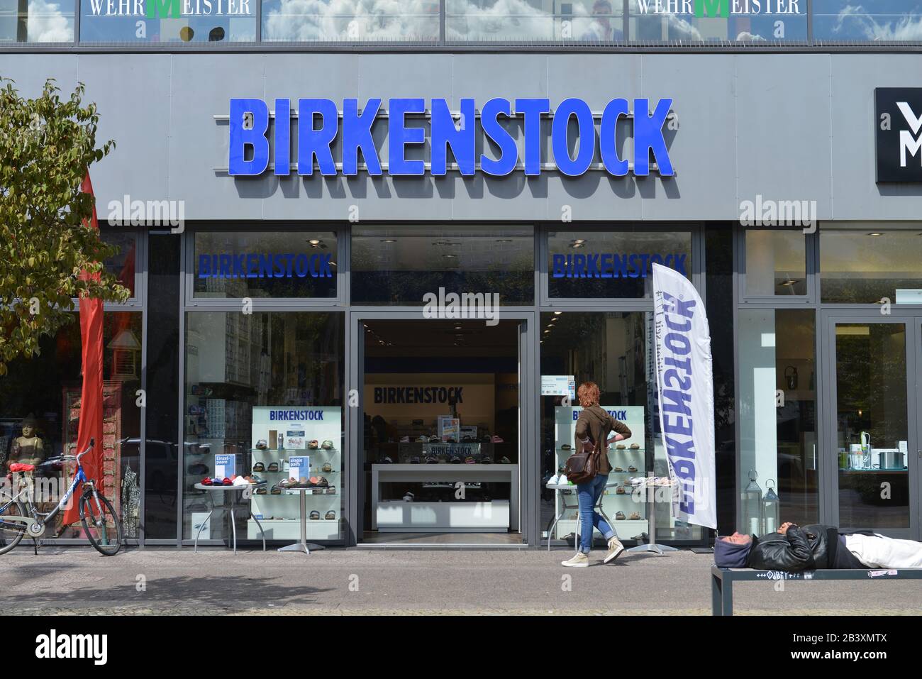 Birkenstock Geschaeft, Karl-Liebknecht-Straße, Mitte, Berlin, Deutschland  Stockfotografie - Alamy
