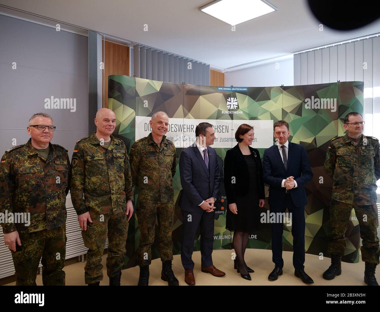 Hartmut Renk, Timothy Eydelnant, Inga Skujina, Michael Kretschmer, Klaus Finck, Jürgen Weigt, Gunnar Brügner beim Pressetermin VERTEIDIGER 2020 in der Wir Stockfoto