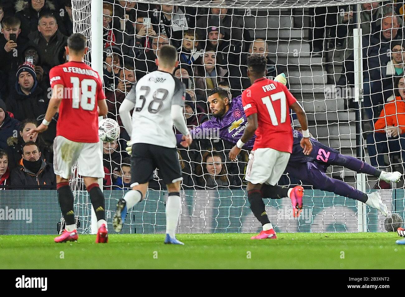 Derby, Derbyshire, Großbritannien. März 2020. Sergio Romero (22) von Manchester United taucht und rettet einen Wayne Rooney Freistoß während des FA-Cup-Spiels zwischen Derby County und Manchester United im Pride Park, Derby am Donnerstag, 5. März 2020. (Kredit: Jon Hobley / MI News) Foto darf nur für redaktionelle Zwecke in Zeitungen und/oder Zeitschriften verwendet werden, Lizenz für kommerzielle Nutzung erforderlich Credit: MI News & Sport /Alamy Live News Stockfoto