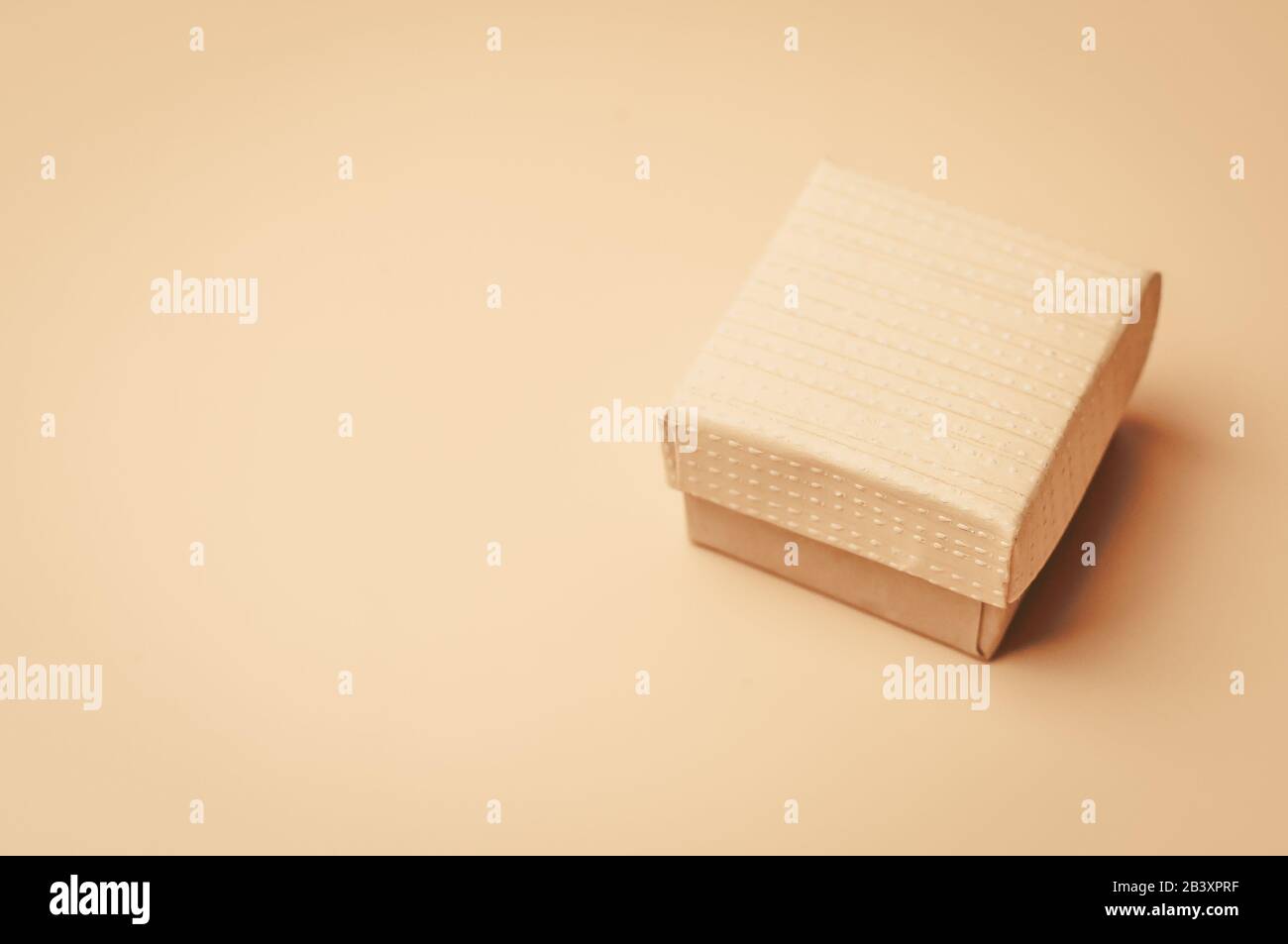 Vintage Beige Box auf beigefarbenem, isoliertem Hintergrund. Weiches Tonen. Vorlage für Design, Kopierbereich. Stockfoto