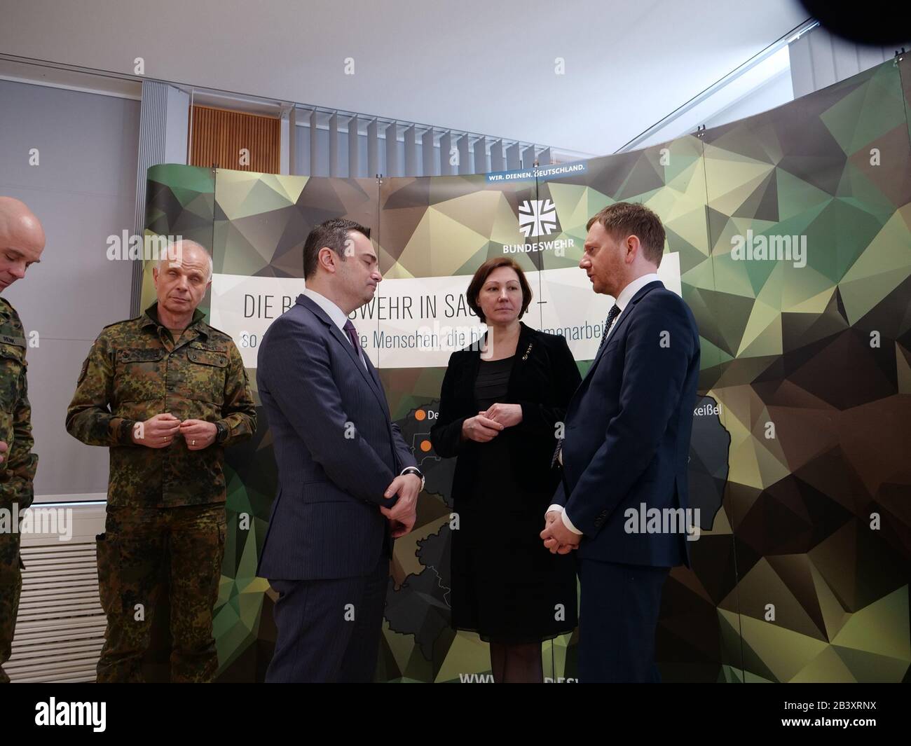 Hartmut Renk, Timothy Eydelnant, Inga Skujina, Michael Kretschmer, Klaus Finck, Jürgen Weigt, Gunnar Brügner beim Pressetermin VERTEIDIGER 2020 in der Wir Stockfoto