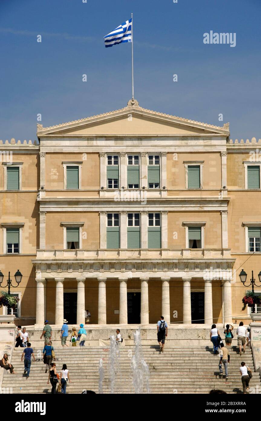 Griechenland, Athen. Alter Königspalast, 1836-1842. Es beherbergt seit 1934 das hellenische Parlament. Entworfen von Friedrich von Gartner für König Otto von Griechenland. Neoklassizistischer Stil. Stockfoto