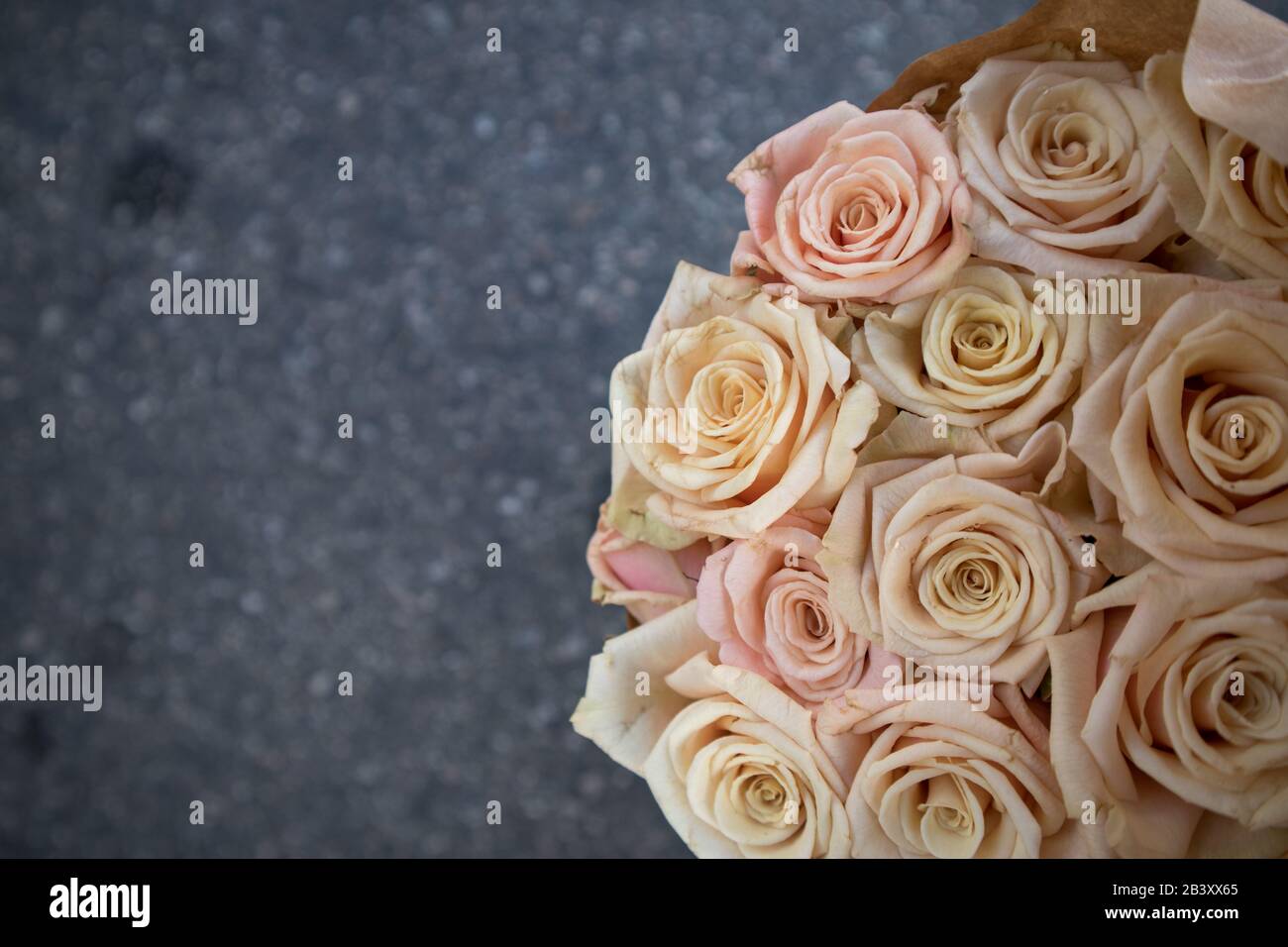 Blumenstrauß aus Blush und weißen Rosen auf dem Markt Stockfoto