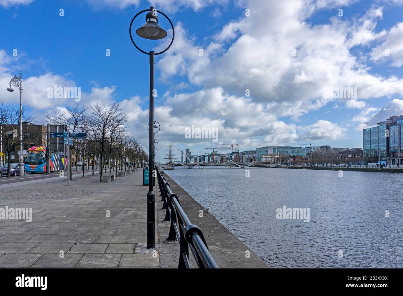 Das North Wall Quay entlang des Flusses Liffey, Dublin, Irland, ein beliebter Wander- und Radfahrbereich mit seinen markanten Lampenpfosten. Stockfoto