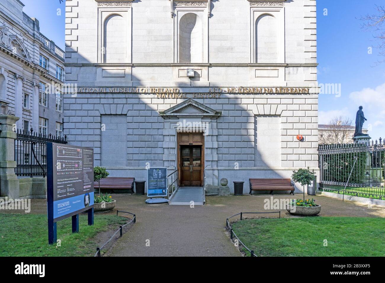 Der Eingang zum Natural History Museum in der Merrion Street, Dublin, Irland. Hier trifft Zoologie auf Geologie. Stockfoto