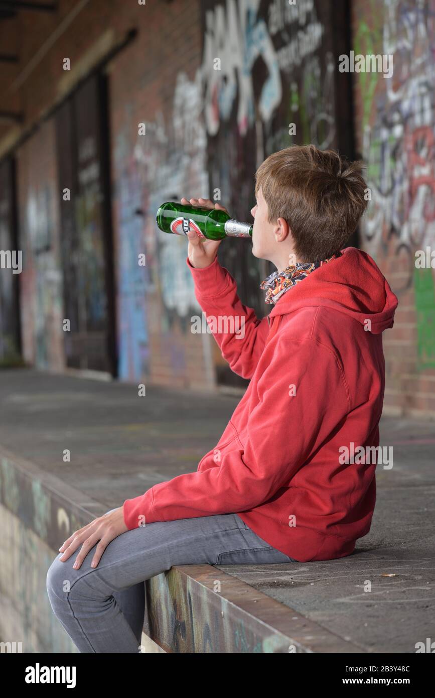 Jugendlicherer, Bier, Trinken Stockfoto