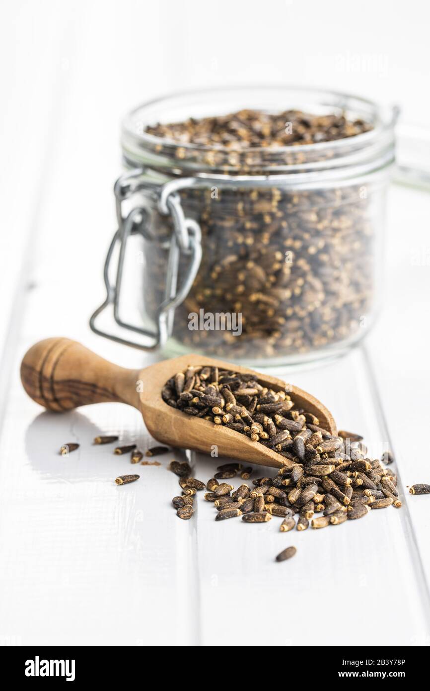 Milchdistel in Holzschaufel. Stockfoto