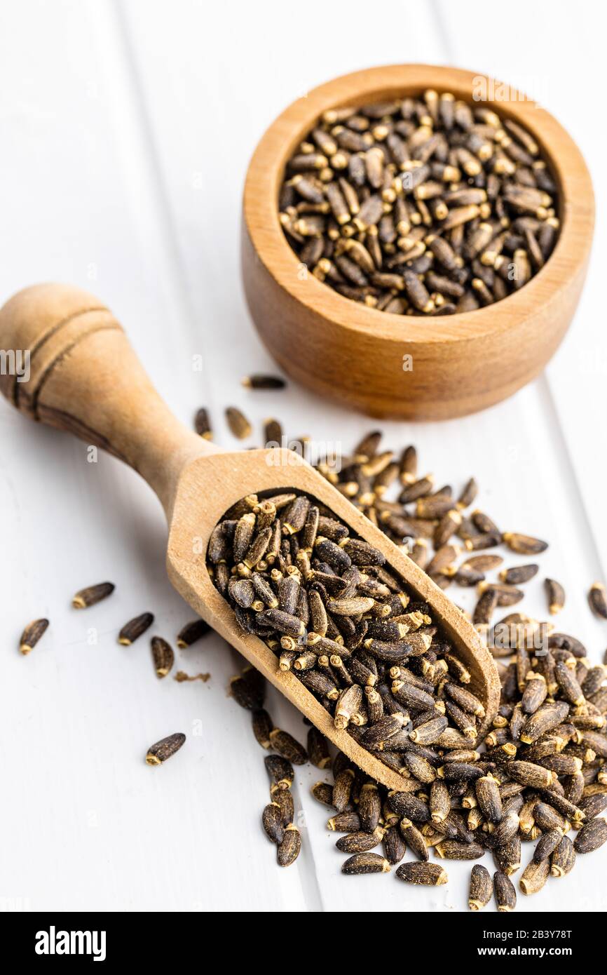 Milchdistel in Holzschaufel. Stockfoto