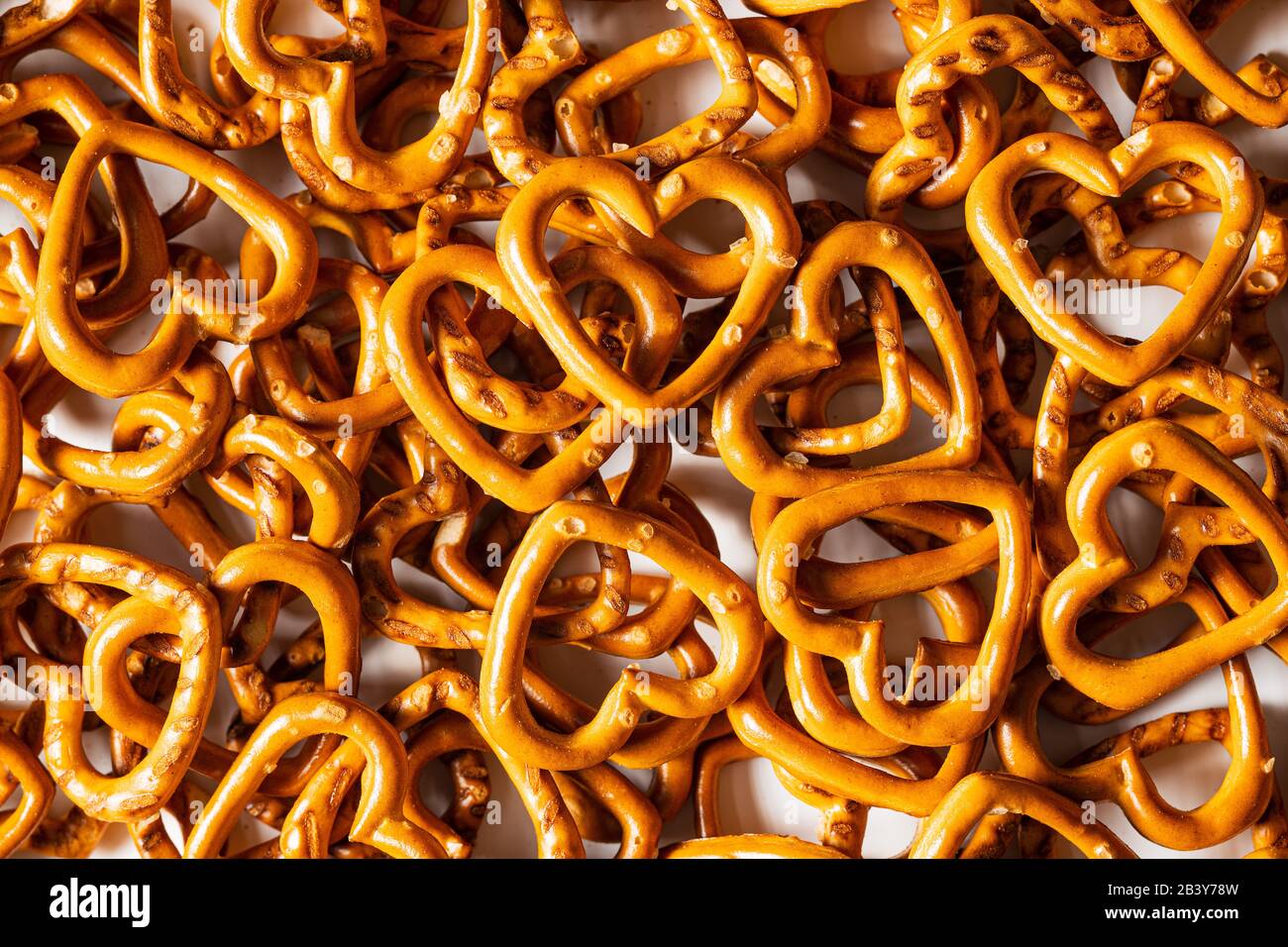 Knusprige Brezeln prägen das Herz. Leckerer Snack. Draufsicht. Stockfoto