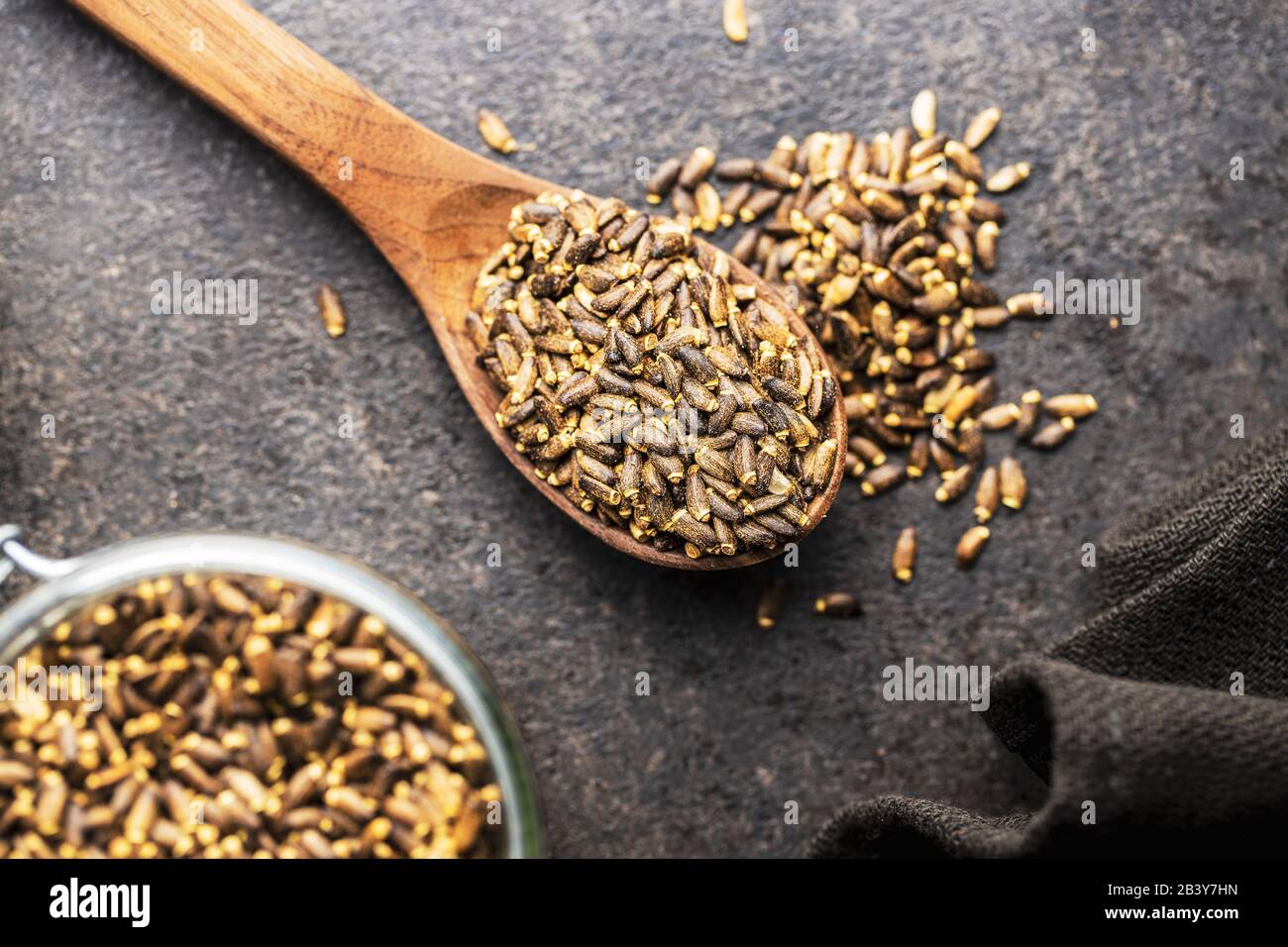 Milch Thistle Samen in Holzlöffel. Draufsicht. Stockfoto