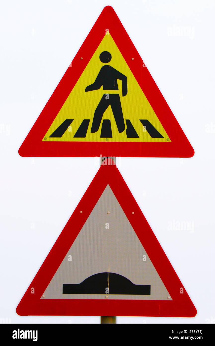 Fußgänger, die auf der Straße spazieren, mit einem Hinweisschild, einem gelben und einem roten Brett mit weißem Hintergrund Stockfoto