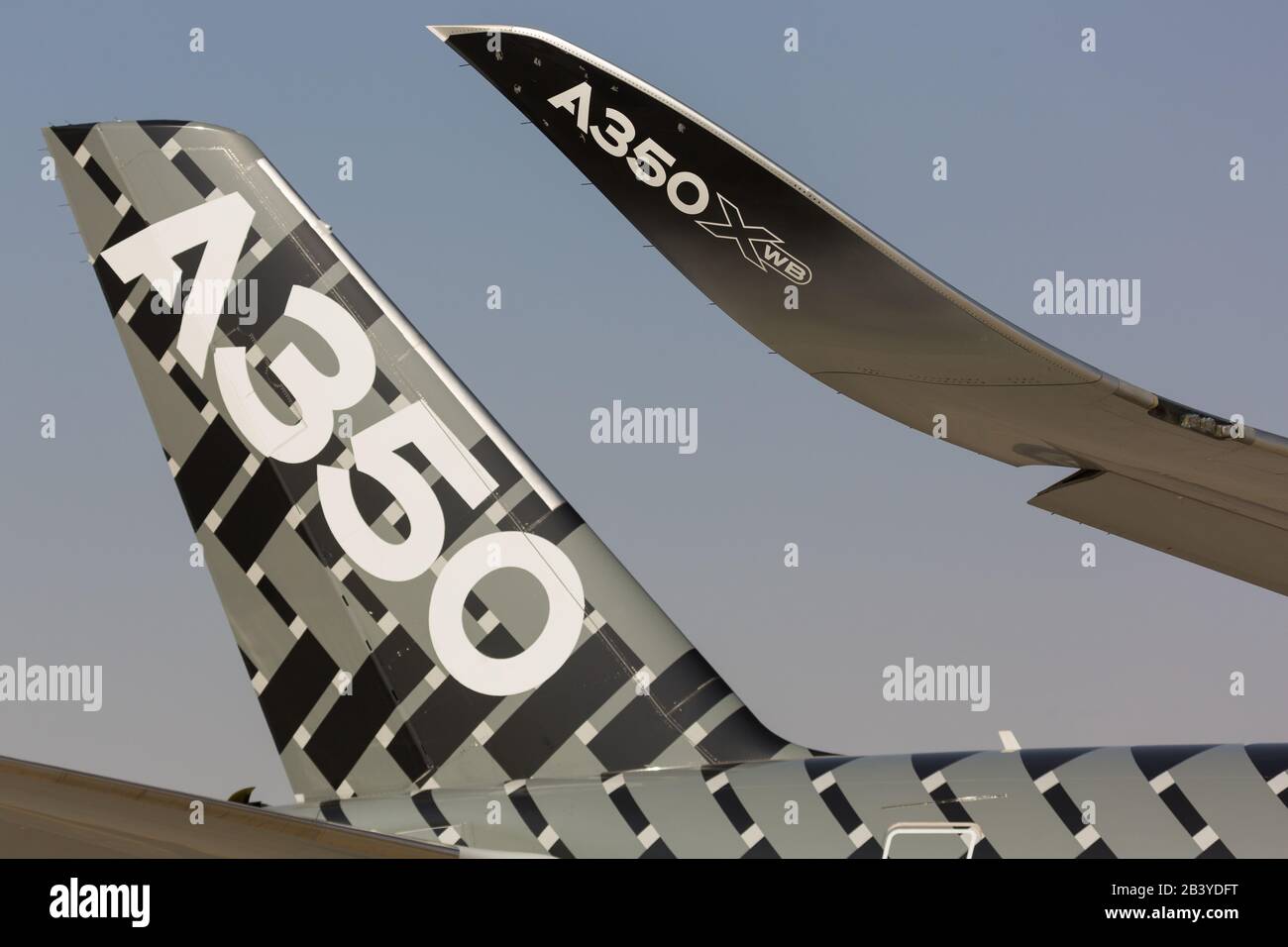 Dubai, VAE - 08. November 2015: Airbus fliegt die A350 XWB auf der Dubai International Airshow, einem neuen Flugzeug des europäischen Flugzeugherstellers Stockfoto