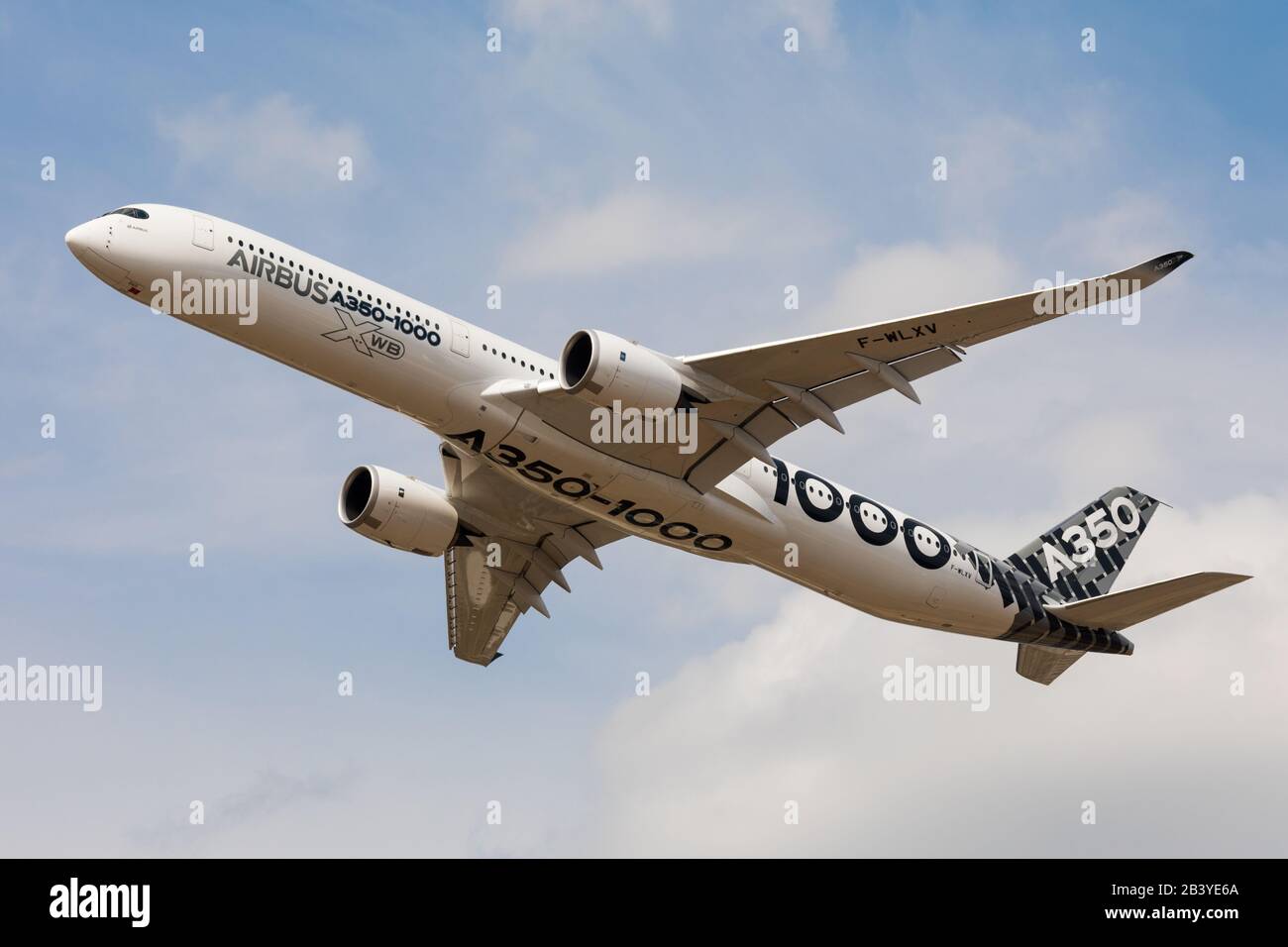 Farnborough, Großbritannien - 17. Juli 2018: Airbus fliegt die A350-1000 XWB auf der Farnborough Int'l Airshow, in den Farben von Qatar Airways als Startkunde Stockfoto