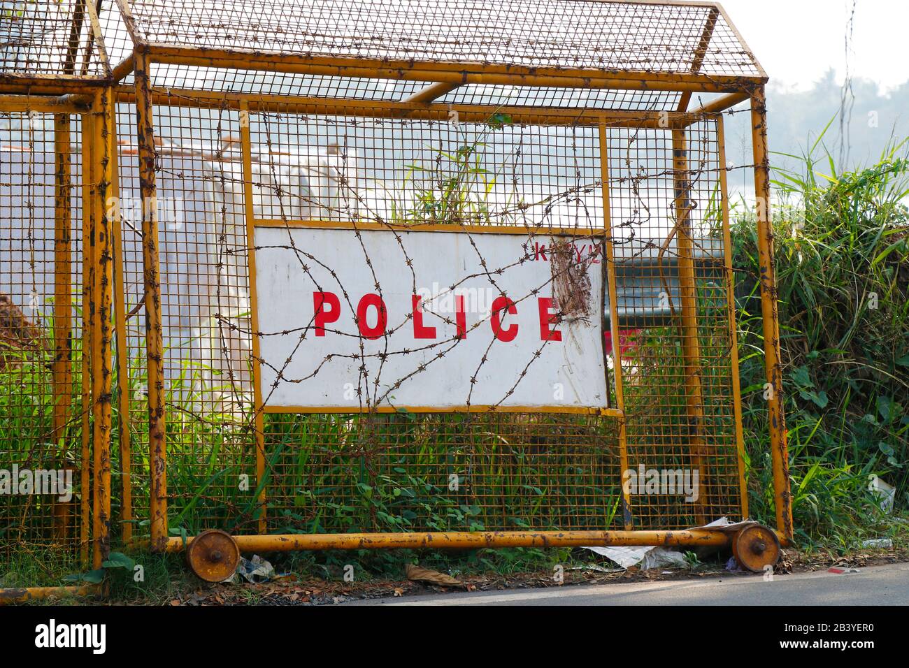 Schutz von Drahtlineal oder Kettenglied mit Tor oder Wicket. Kettengliederbau für Polizei oder Gefängnis, Militär. Verkettete Begrenzung oder Gehäusekäfig Stockfoto
