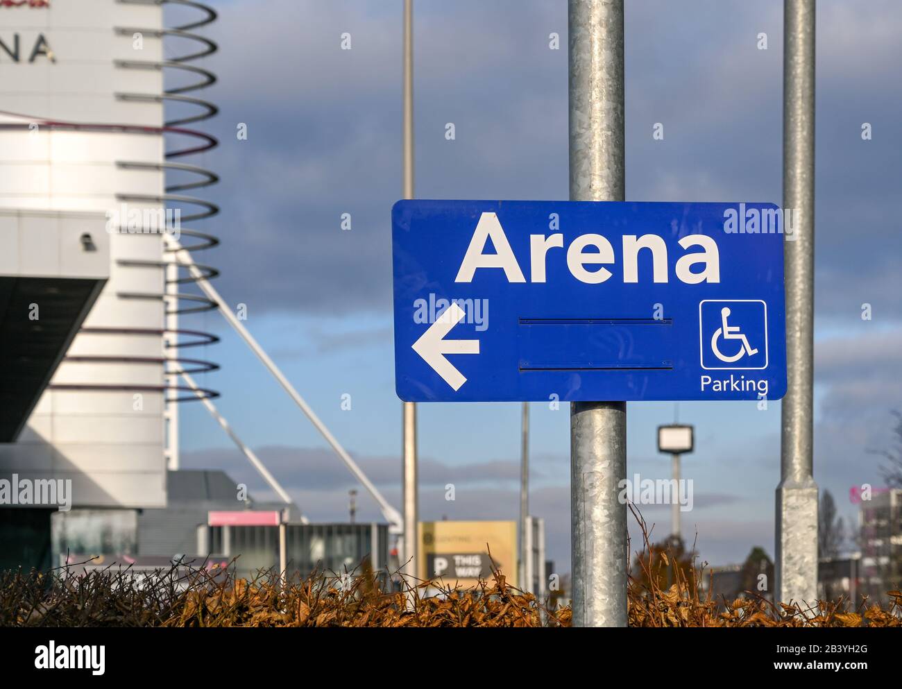 Birmingham, ENGLAND - DEZEMBER 2019: Schild, das den Besuchern den Weg zum Behinderten-Parkplatz für die Resorts World Arena zeigt Stockfoto