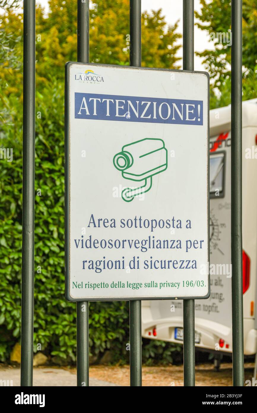 Bardolino, GARDASEE, ITALIEN - SEPTEMBER 2018: Warnung vor Videoüberwachungskameras an einem Metallzaun um einen Zeltplatz Stockfoto