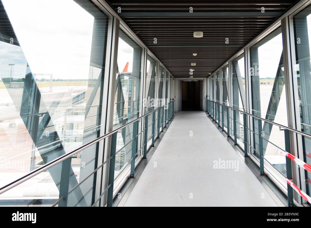 Flugzeugseilbrücke Terminal Gate Tunnel Passage an einem internationalen Flughafen. Reisekonzept Stockfoto