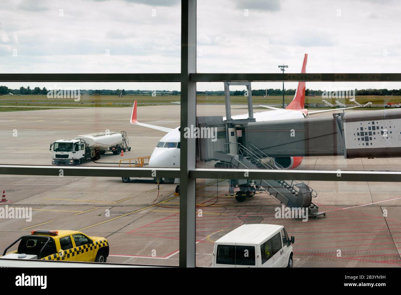 Kommerzielle Flugpassagierflugzeuge dockten an einem Terminal Gate eines internationalen Flughafens an. Reisekonzept Stockfoto