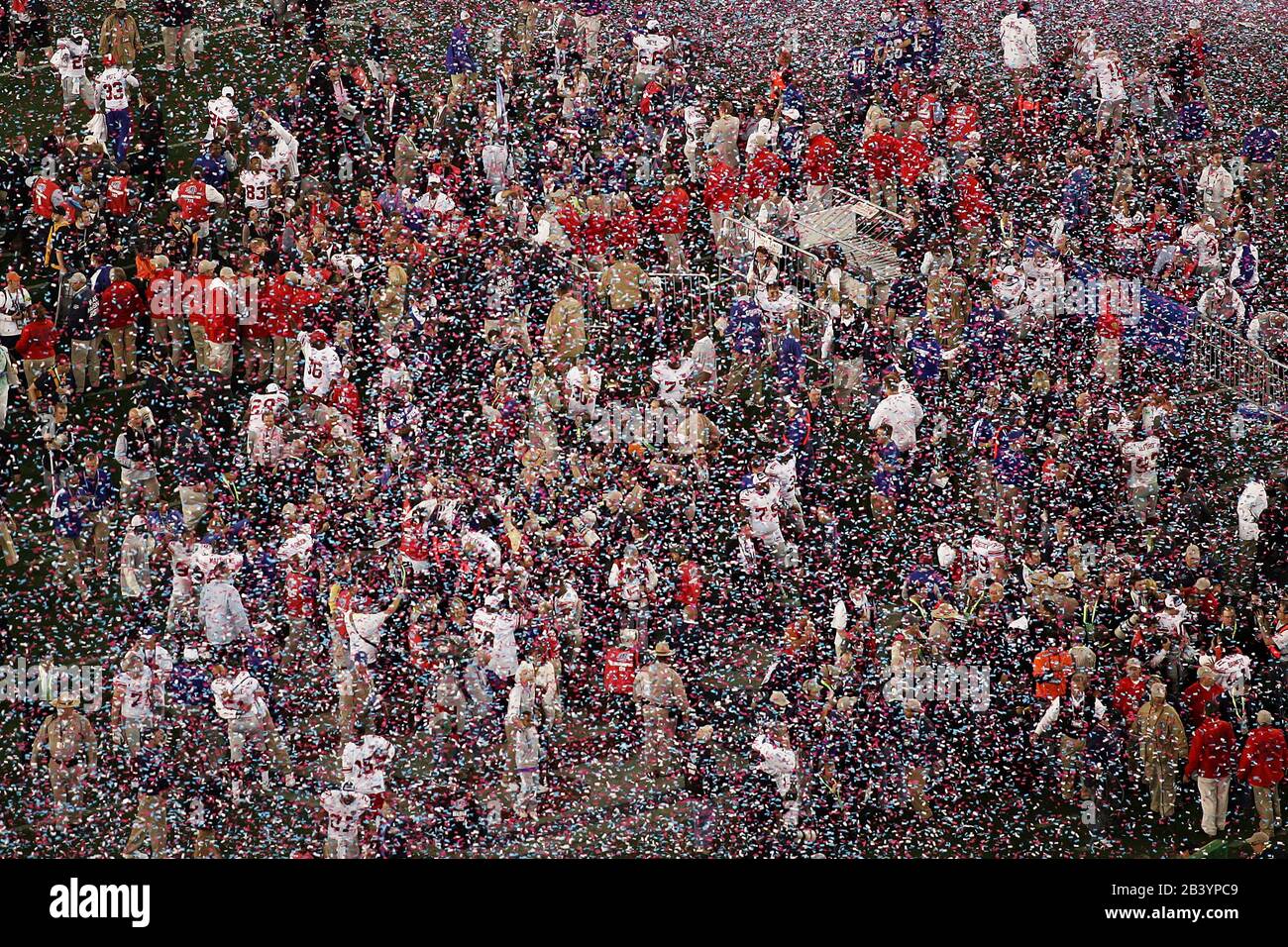 Ein Blick vom Laufsteg mit Konfetti der New York Giants, die nach dem Super Bowl XLII im Stadion der University of Phoenix in Glendale, AZ, einen Sieg feiernden Stockfoto