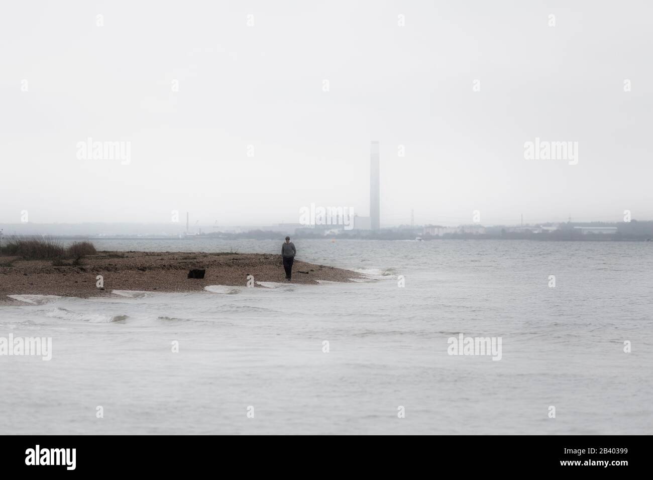 Der ikonische Kamin im Fawley Power Station hat einen Blick über Southampton Wasser Stockfoto