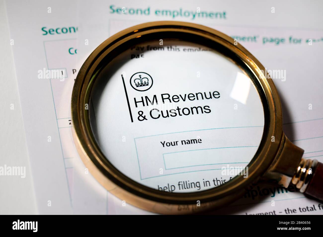 UK Tax Papers und Formulare von HM Revenue Customs unter einem Glas Stockfoto