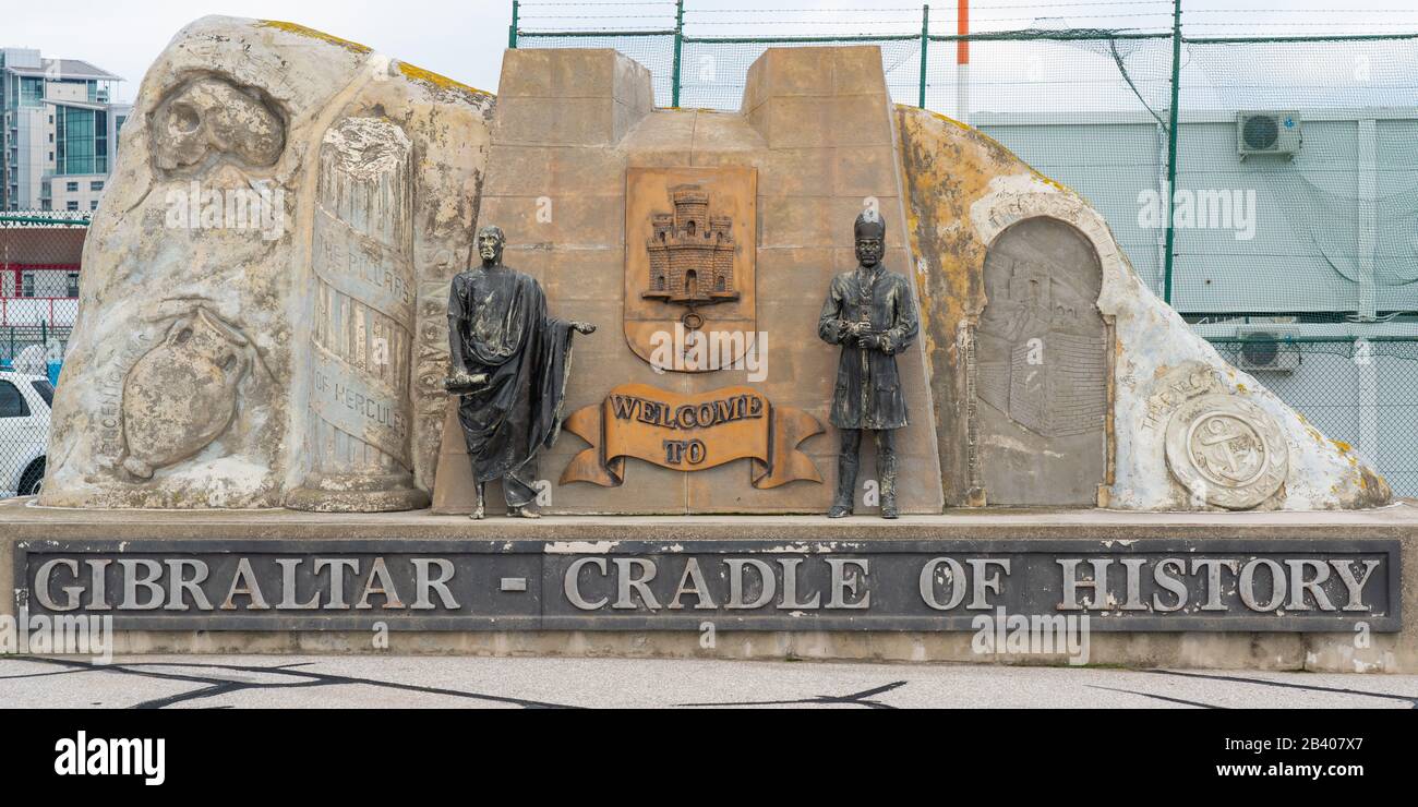 Gibraltar, Großbritannien - 7. Januar 2020: Begrüßungsdenkmal am Eingang zum britischen Überseegebiet Gibraltar Stockfoto