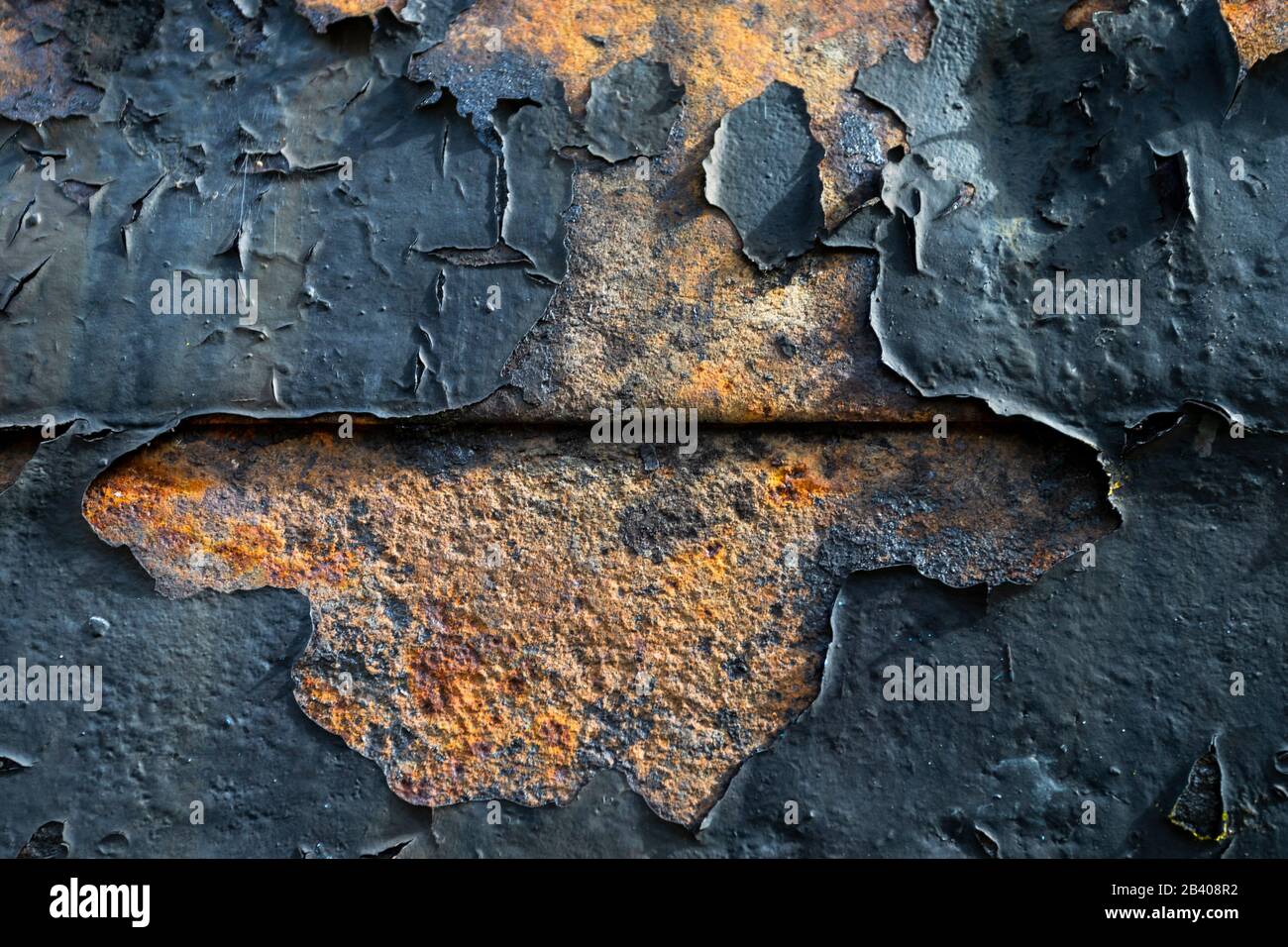 Das Foto zeigt einen verwitterten Rumpf, in dem die Farbe teilweise abschält. Stockfoto