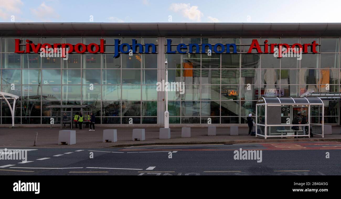 Februar 2020: Voreingang des Flughafens Liverpool John Lennon Stockfoto