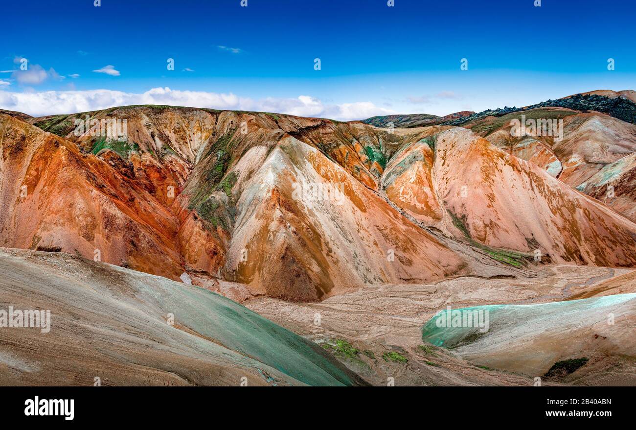 Panoramablick auf die farbenfrohen rhyolithen Vulkanberge Landmannalaugar in den isländischen Highlands als reine Wildnis in Island, Sommer, malerischer Blick auf bl Stockfoto