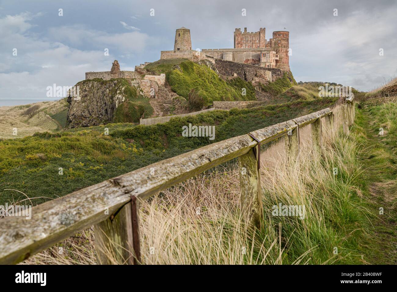 Wanderwege entlang der grasbewachsenen Dünen von Bamburgh Castle. Stockfoto