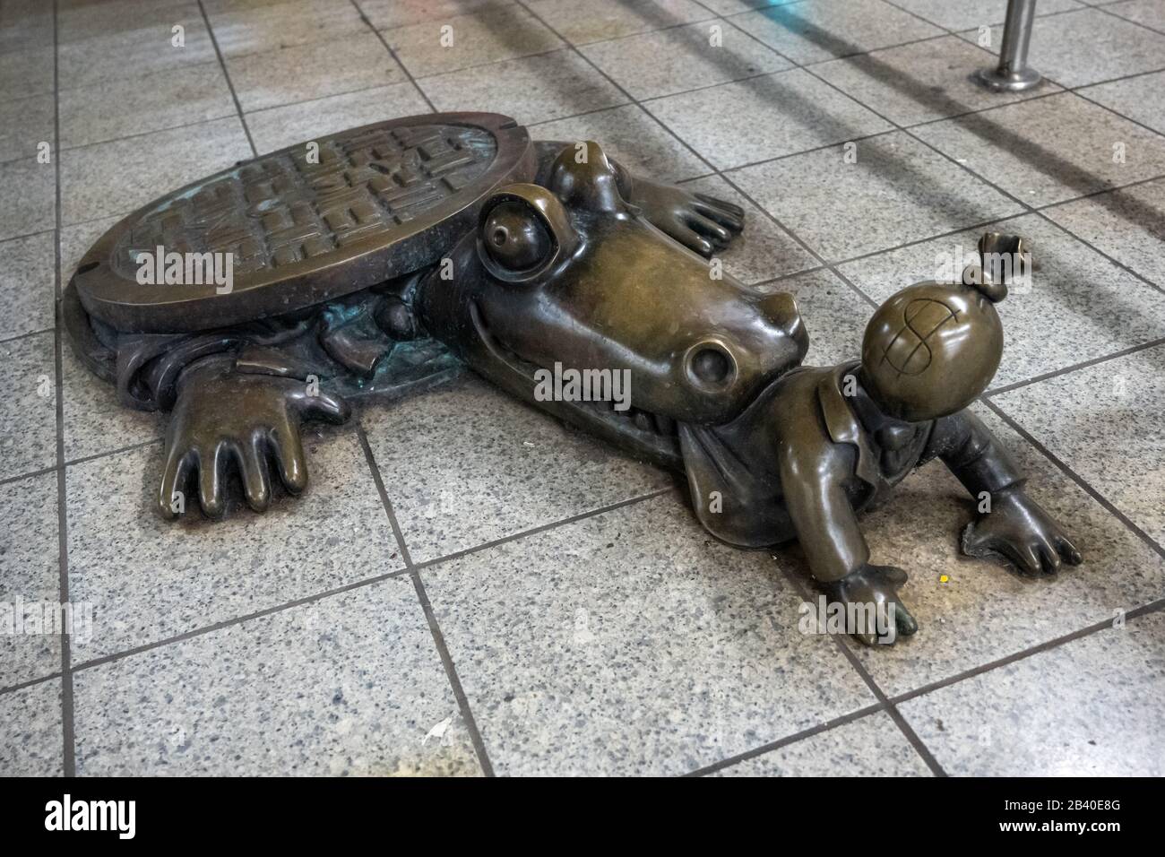 New York, USA, 5. März 2019. Eine Bronzeplastik, die sich auf die urbane Legende eines Alligators bezieht, der unter einem Kanalisationsdeckel, einem Teil eines seri, herauskrabbelt Stockfoto