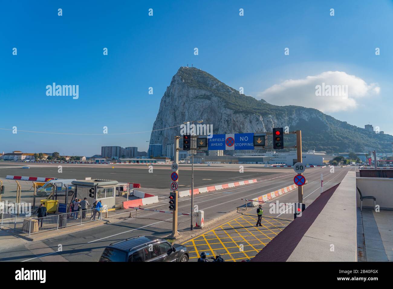 Gibraltar, Großbritannien - 7. Januar 2020: Kontrollpunkt für Autos am Flughafen Stockfoto