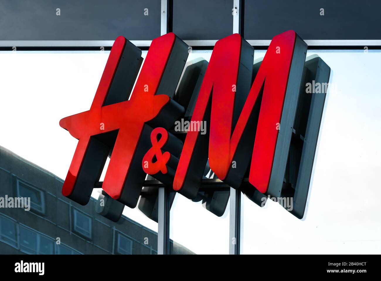 H & M Store; H & M Hennes & Mauritz ab (H&M), ein schwedisches multinationales Einzelhandelsunternehmen, existiert in 55 Ländern und beschäftigte ab 2013 rund 1 Stockfoto