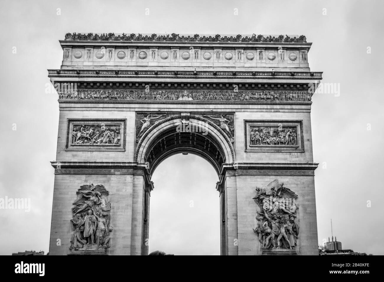 Pariser Straße am Triumphbogen - Triumphbogen an den Champs-Elysées in Frankreich Stockfoto