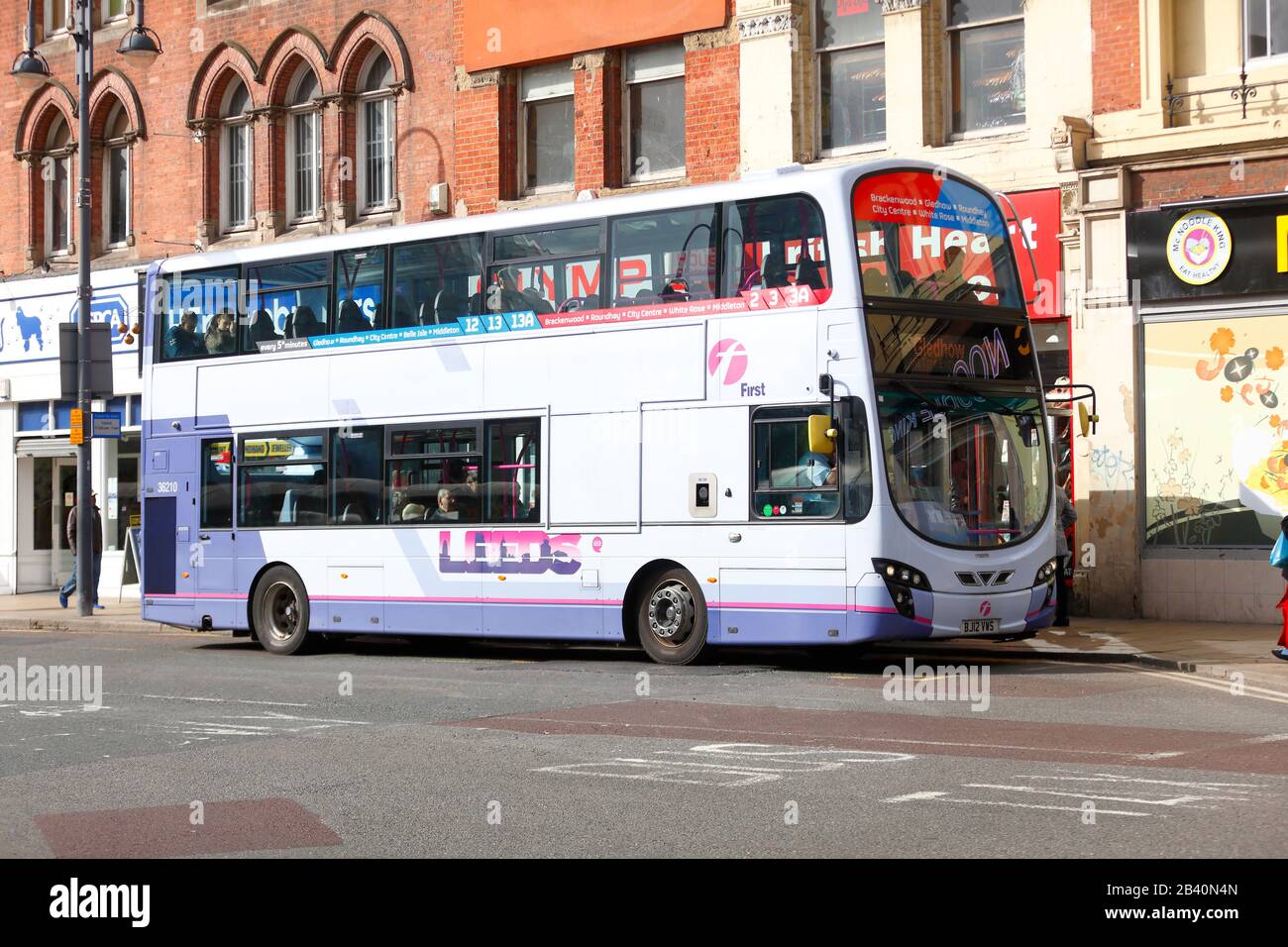 Ein Doppeldeckerbus in Leeds, der von der First Bus Gesellschaft betrieben wird Stockfoto