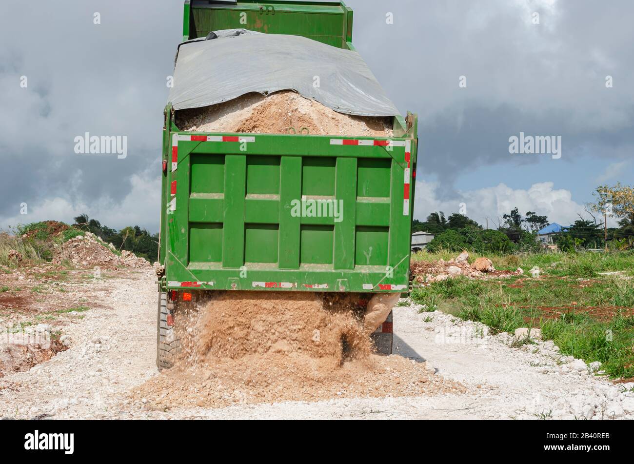 Truck Dumping Marl On New Road Stockfoto