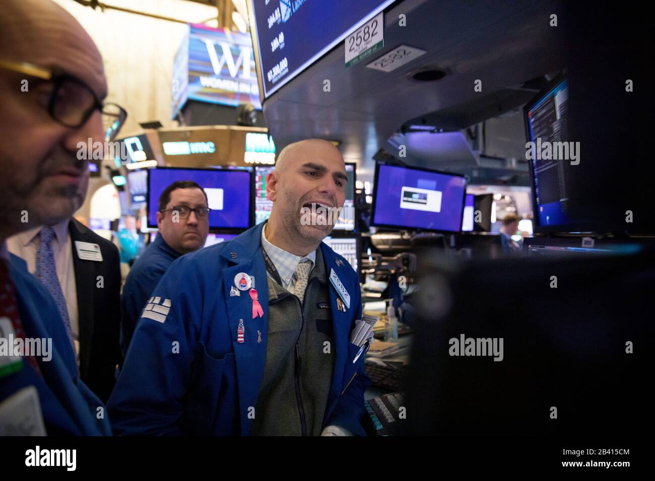 New York, USA. März 2020. Händler arbeiten am 5. März 2020 an der New York Stock Exchange (NYSE) in New York, den Vereinigten Staaten. US-Aktien sind am Donnerstag im abgehackten Handel eingestürzt. Der Dow Jones Industrial Average fiel um 969,58 Punkte oder 3,58 Prozent auf 26.121,28. Der S&P 500 fiel 106,18 Punkte oder 3,39 Prozent auf 3.023,94. Der Nasdaq Composite Index hat 279,49 Punkte oder 3,10 Prozent auf 8.738,60 Punkte gelöscht. Gutschrift: Michael Nagle/Xinhua/Alamy Live News Stockfoto