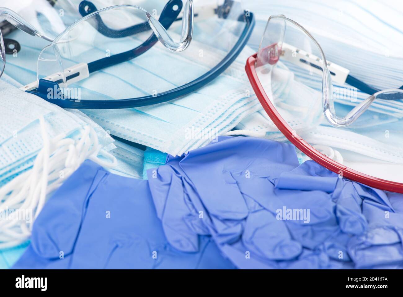Persönliche Schutzausrüstung, Schutzbrille, viele Masken und Nitrilhandschuhe, um die Ausbreitung von Infektionen zu verhindern. Stockfoto