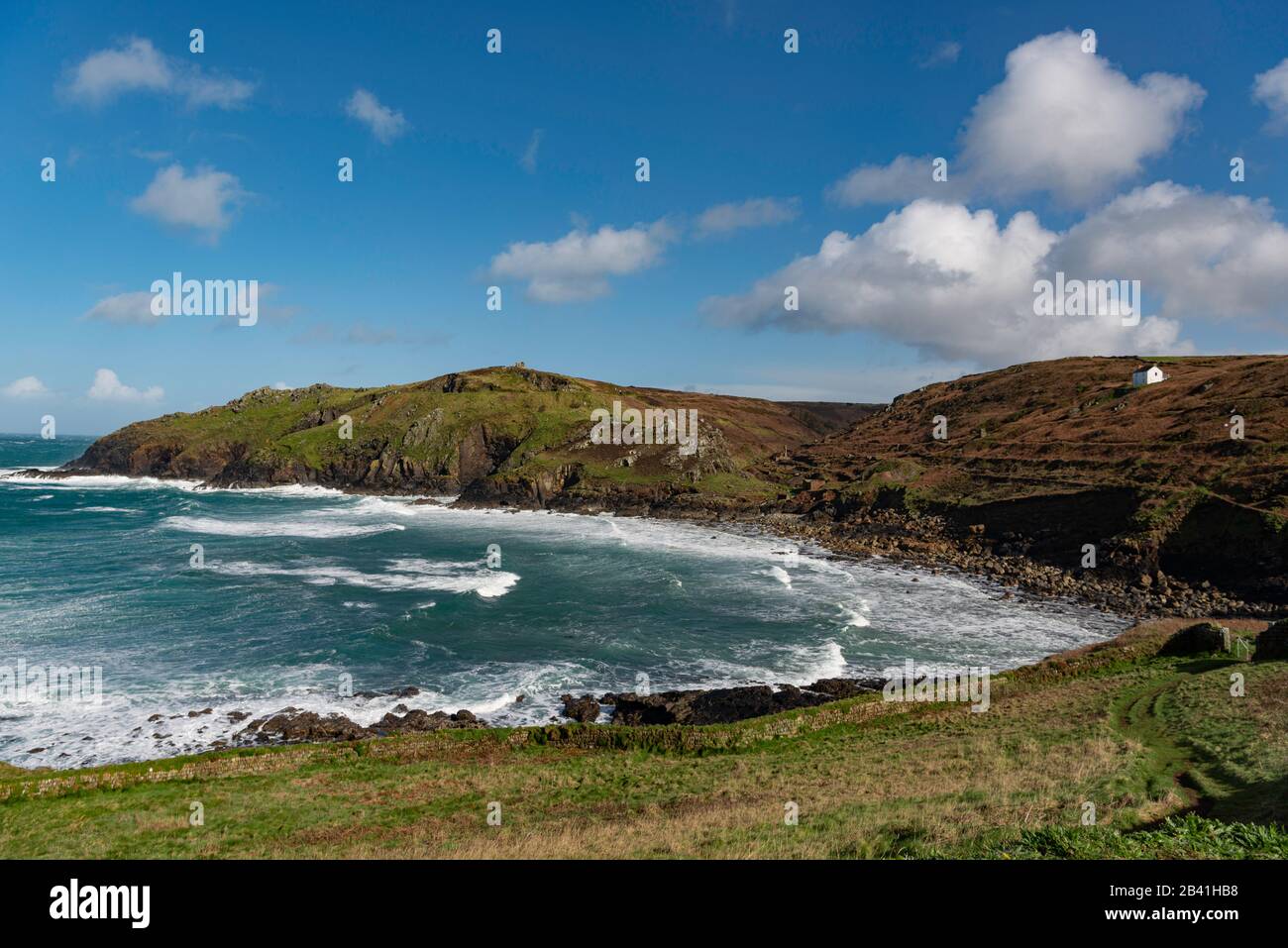 Sehen Sie sich Across Porth Ledden Cove in Cape Cornwall an. Stockfoto